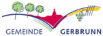 Das Logo der Gemeinde Gerbrunn als Kirche zwischen geschwungenen Hügeln mit grünen Laubbäumen und einer Weinrebe.